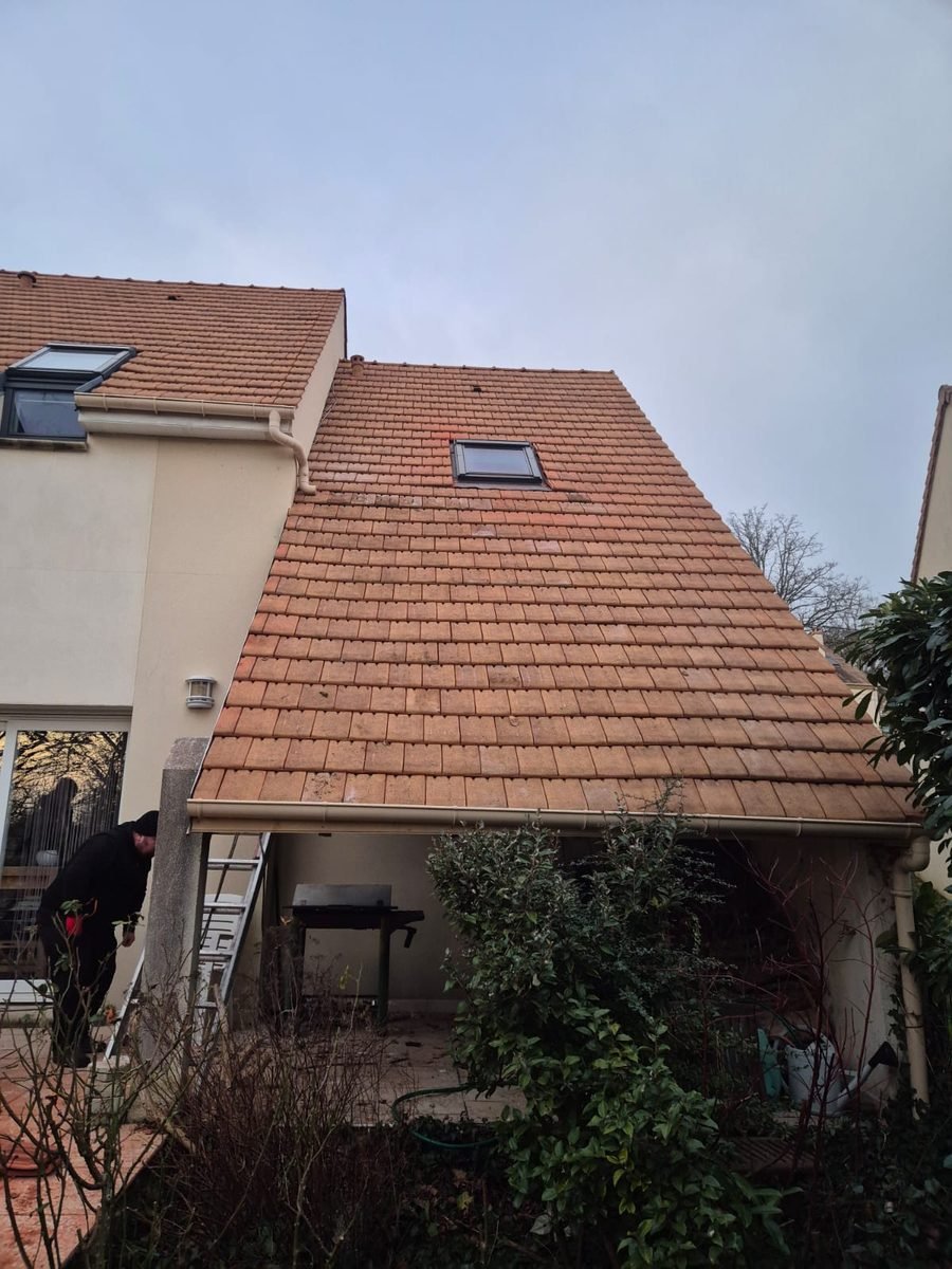 La même terrasse couverte par une toiture en tuile raccordée au toit existant