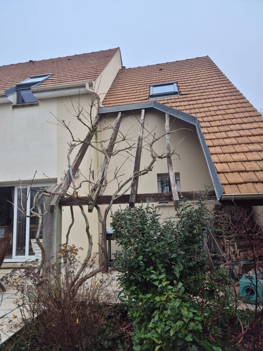 Terrasse couverte par une simple structure, avant la pose d'une couverture en tuile