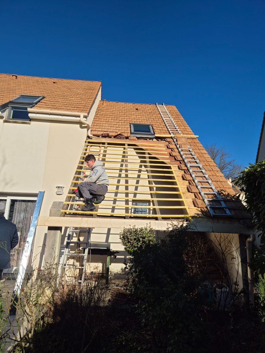 Pan de toiture découvert pendant un chantier, liteaunage neuf posé sur toute la surface avant la pose des tuiles