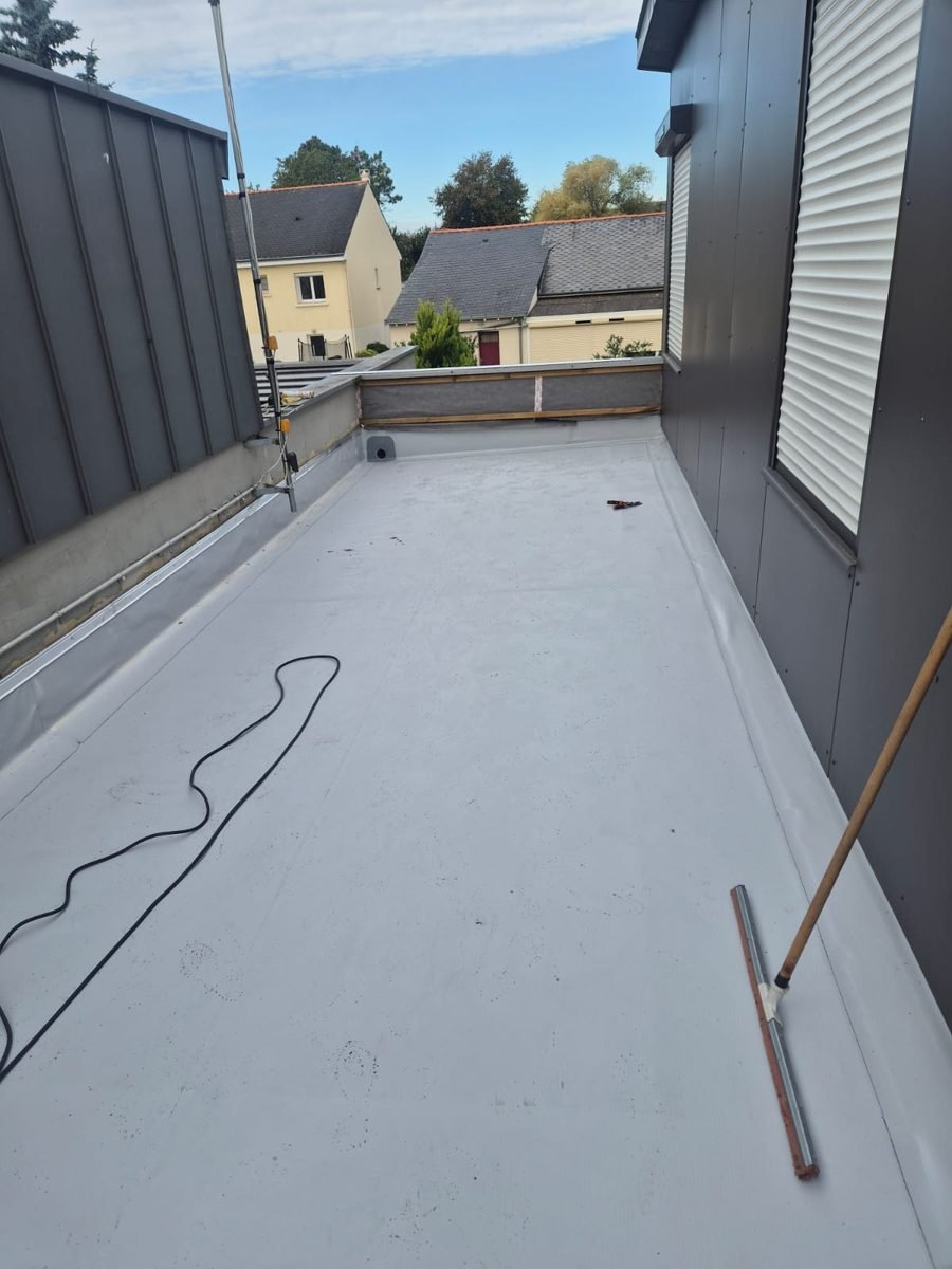 Le même toit-terrasse après pose d'une membrane d'étanchéité neuve