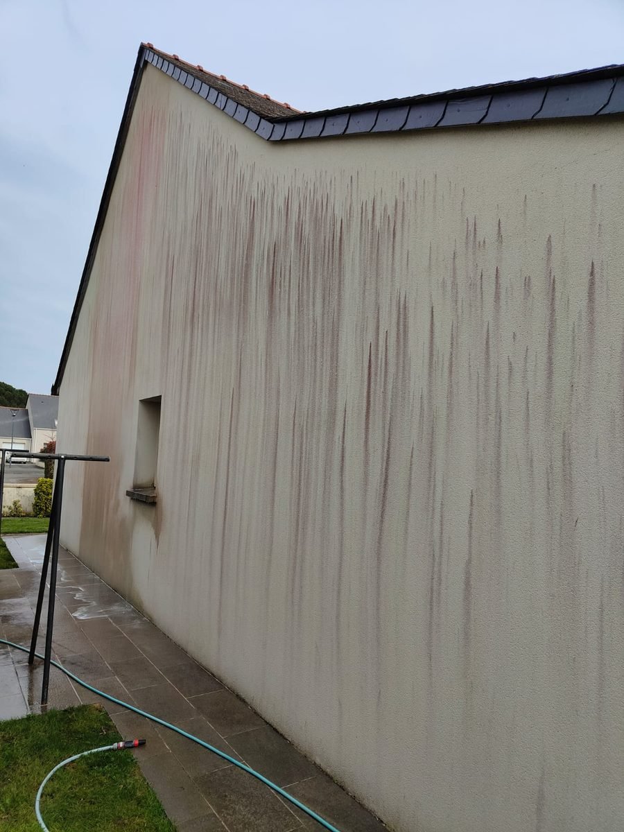 Grande façade couverte de traînées rouges avant nettoyage
