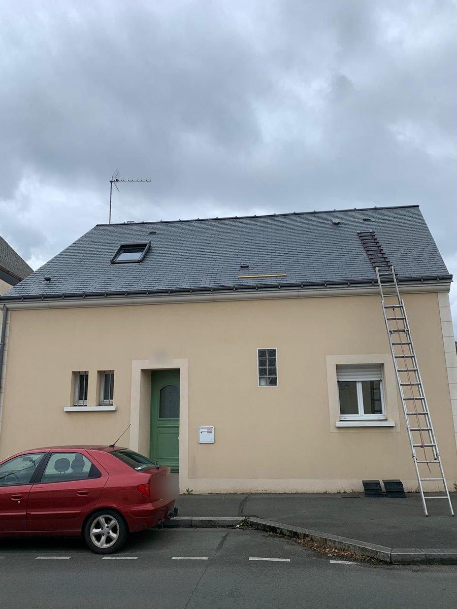 La même maison avec sa toiture en ardoise neuve, fenêtre de toit intégrée