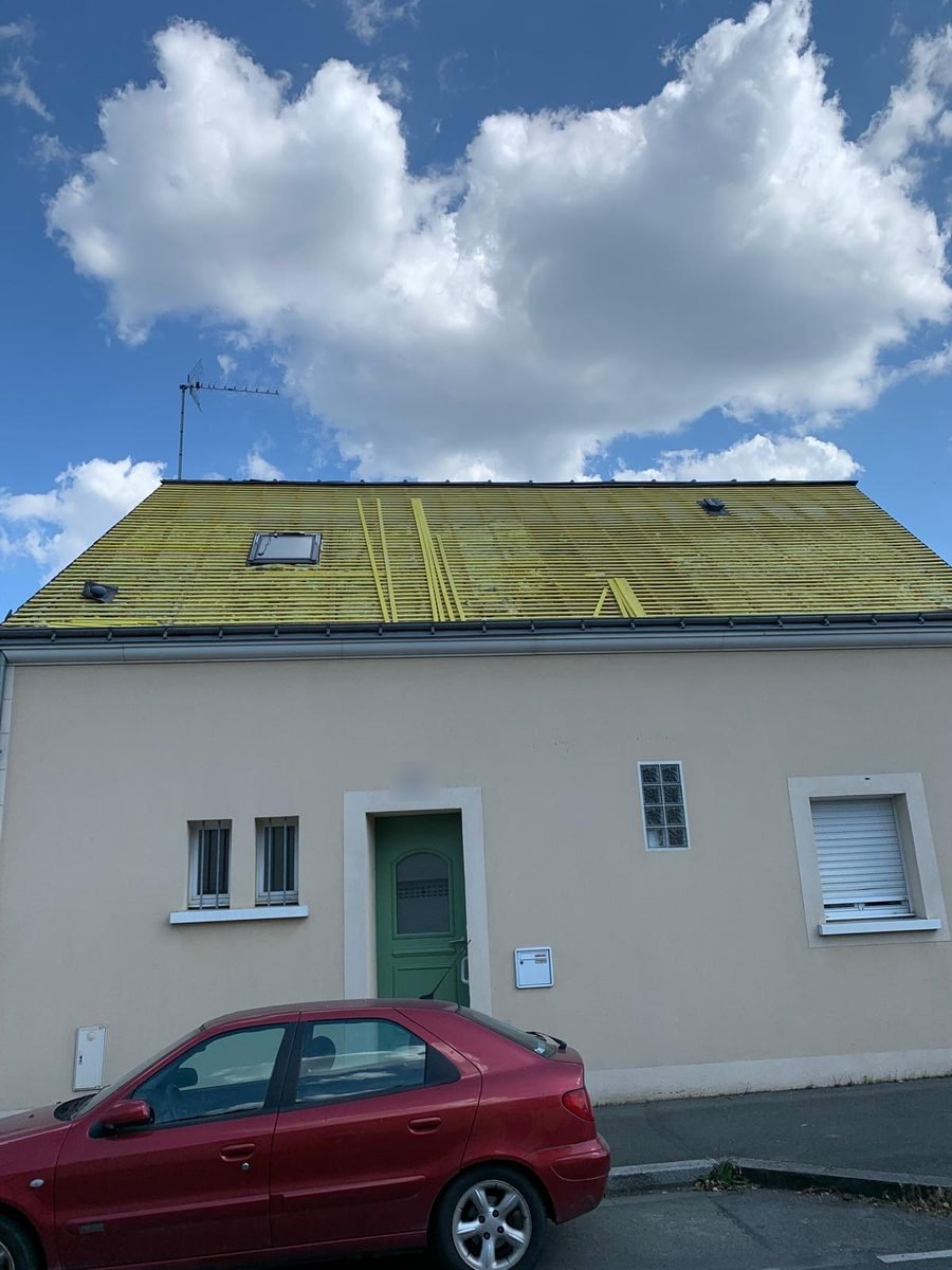 Toiture d'une maison dont l'ancienne couverture a été déposée, avant la pose de l'ardoise neuve