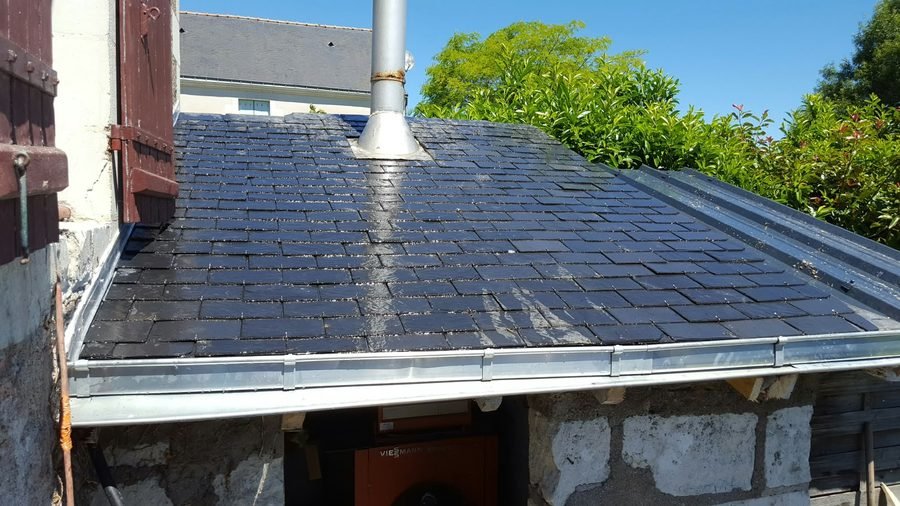 La même toiture refaite en ardoise neuve, avec gouttière neuve