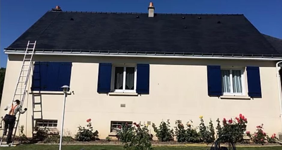 La même toiture en ardoise après démoussage, redevenue sombre et propre
