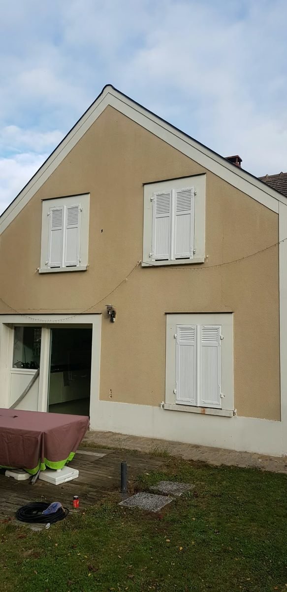 La même façade après nettoyage, enduit clair et uniforme