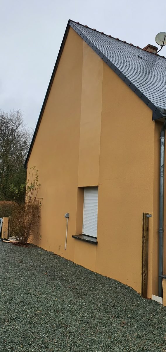 Le même pignon après nettoyage, teinte ocre retrouvée
