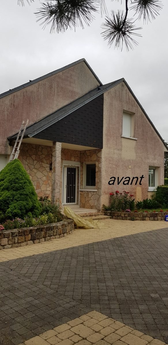Maison à la façade rosée par les algues avant traitement