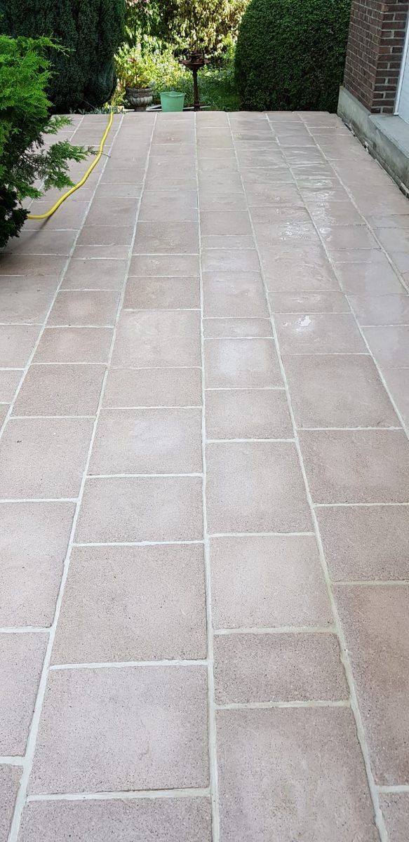 La même terrasse en dallage propre, joints nets
