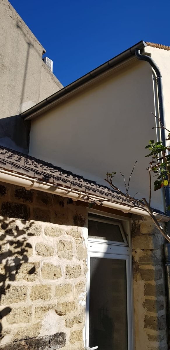 Le même pignon terminé, enduit crème uniforme